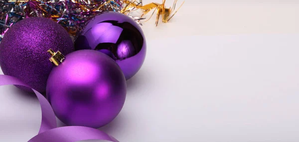 クローズアップバイオレットの輝きのテクスチャーネーカーと輝きメリークリスマスボール ベージュ水平背景のリボン — ストック写真