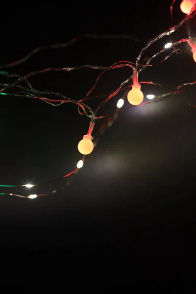 Miękkie Focur Rozmycia Lampy Świąteczne Girlandy Światła Ciemnej Ścianie Abstrakcyjne — Zdjęcie stockowe