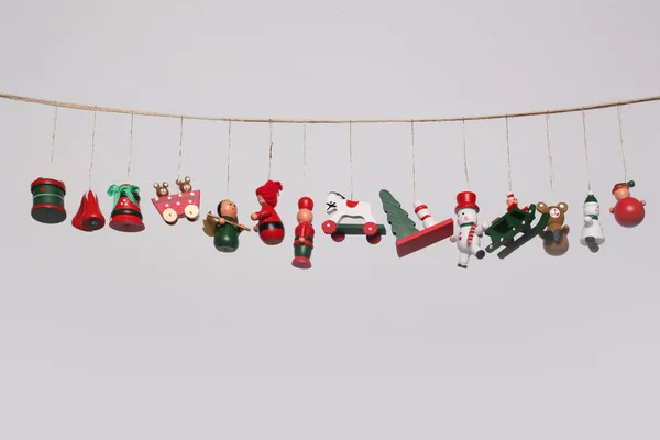 Piccolo Decorativo Legno Giocattolo Natale Appendere Ghirlanda Sulla Parete Grigia — Foto Stock
