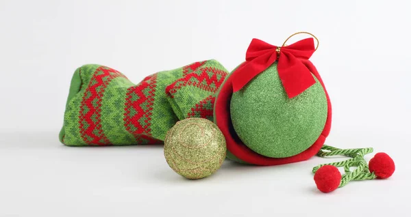 Weihnachten Stricktasche Mit Kleiner Dekorativer Weihnachtsgeschenkkugel — Stockfoto