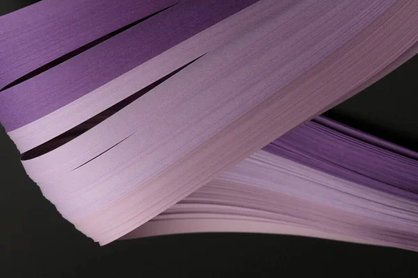 Color Violeta Tira Papel Ondulado Sobre Negro Fondo Textura Abstracta —  Fotos de Stock