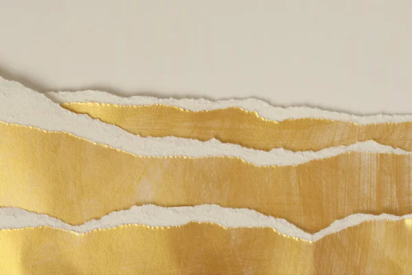 Złote Podarte Puste Kawałki Papieru Tekstury Jasnobeżowym Tle Przestrzeni Kopii — Zdjęcie stockowe