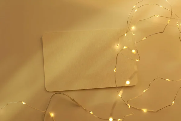 Lege Blanco Canvas Papieren Kaart Met Gloeiende Slinger Licht Schaduwen — Stockfoto