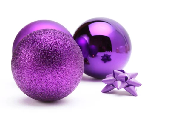 Фіолетові Новорічні Кульки Білому Горизонтальний Фон — стокове фото
