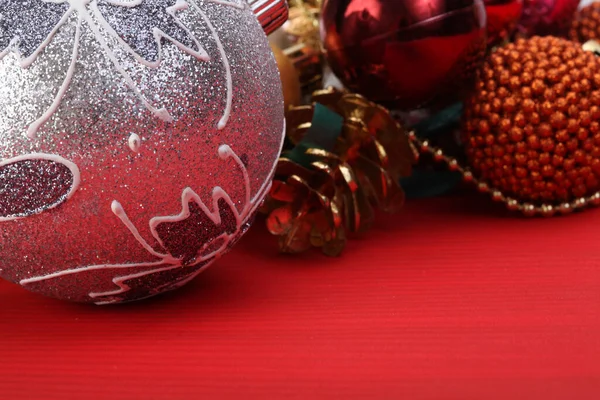 红色复制空间水平背景上的特写圣诞光彩夺目的装饰球 — 图库照片