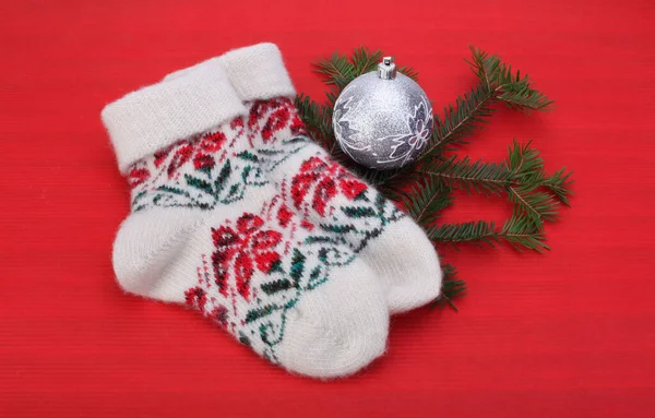 Wollen Pluizig Warm Breien Sokken Kerstbal Sparren Tak Rode Achtergrond — Stockfoto