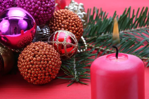 Rote Brennende Kerze Und Frohe Weihnachten Dekoration Hintergrund — Stockfoto