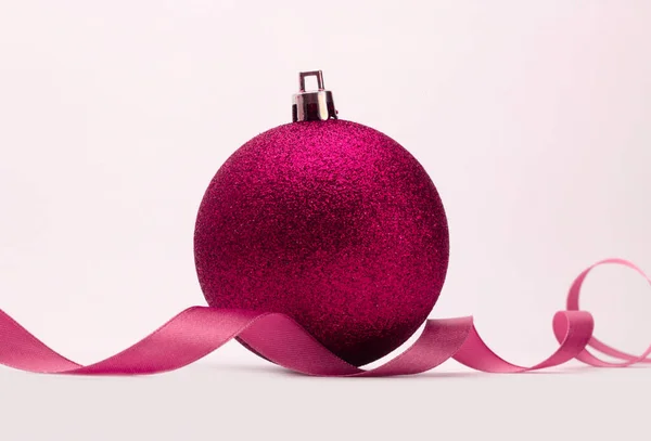 Close Magenta Brillo Textura Nácar Brillo Feliz Bola Navidad Cinta — Foto de Stock