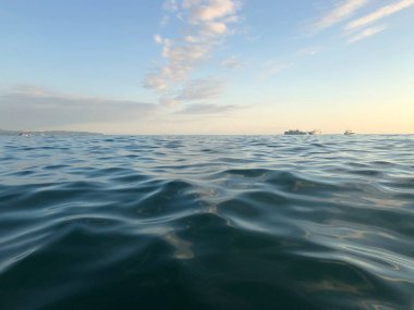 Mavi Deniz dalgası yüzeyi ve bulut gökyüzü. Rahatla doğa su arkaplanı.
