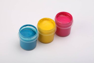 Akrilik boyaları kutular üzerinde ve beyaz. Magenta, sarı mavi renkler.