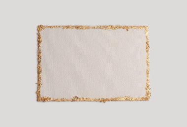 Bej rengi gri kağıdın arka planında altın (bronz) parıltılı boş tuval çerçeve. Soyut kopyalama alanı dokusu.