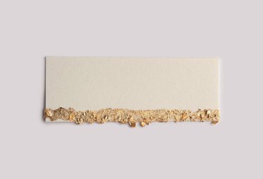 Bej rengi gri kağıdın arka planında altın (bronz) parıltılı boş tuval çerçeve. Soyut kopyalama alanı dokusu.