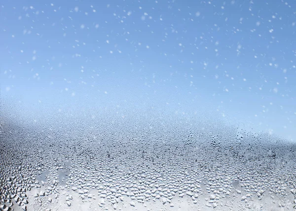 湿窗玻璃上的水滴和雪 摘要背景 — 图库照片