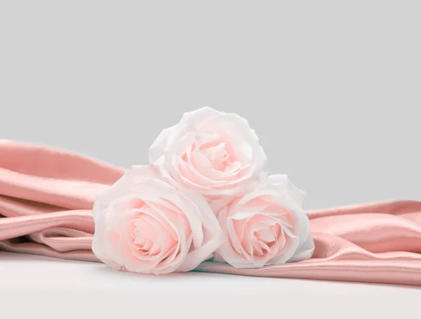 Materiał Nacre Wave Jedwab Beżowym Różowym Bukietem Kwiatów Róży Streszczenie — Zdjęcie stockowe