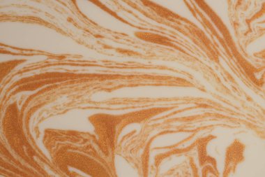 Sanat akışı dalga yağı ve akrilik renkli boya duvarı. Soyut girdap bej ve altın desenli arkaplan.