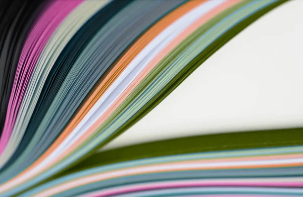 選択的ソフトフォーカス白い背景に抽象的な色波ストリップ紙 — ストック写真