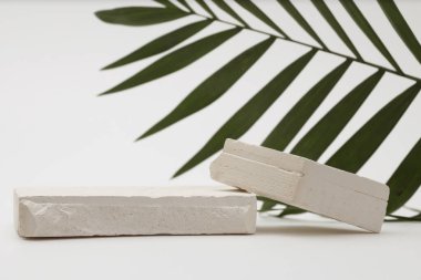 Gri ışıklı fotokopi arka planında istif taşları podyumu. En az boş ürün sunum sahnesi.