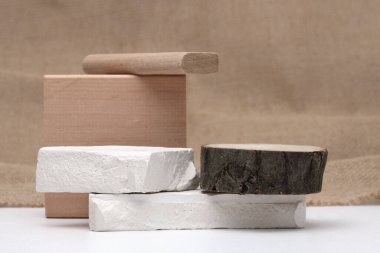 Çadır taşları ve ahşap platform podyumu tuval fotokopi alanı arka planında. En az boş ürün sunum sahnesi.