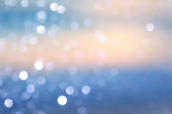 ソフトフォーカス煙アブストラクトシティライトブラー点滅 光と影のパステルピンク ベージュ 青の水平背景 — ストック写真