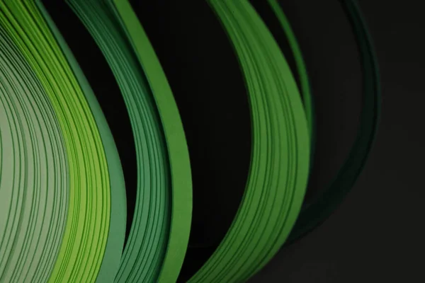 Yeşil Renkli Şerit Kağıt Soyut Doku Siyah Arkaplan — Stok fotoğraf