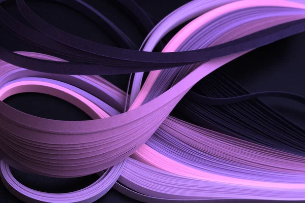 Violette Neonfarbene Streifen Wellenpapier Abstrakte Textur Schwarzer Hintergrund — Stockfoto