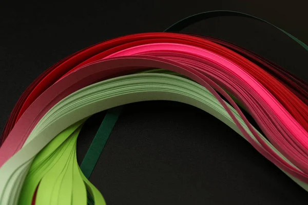 Rózsaszín Zöld Neon Színű Csíkos Papír Absztrakt Textúra Fekete Háttér — Stock Fotó