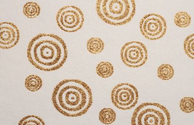 Albüm kağıdı buruşmuş eski el işi kağıt ve altın yüzükler. Doku kopyalama alanı arkaplanı.