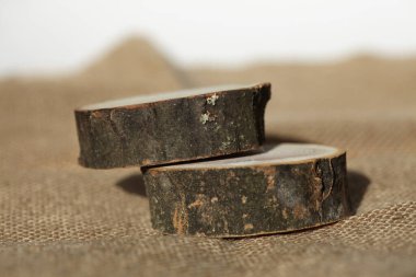 Ahşap eko kırsal çam ağacı çember disk platformu podyumu tuval arka planda. En az boş ürün sunum sahnesi.