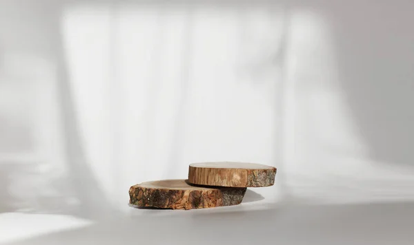 白い光と影のコピー相の背景に木製のエコ素朴な松の木の円板プラットフォームの表彰台 最小空のディスプレイ製品プレゼンテーションシーン — ストック写真