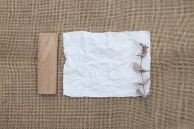 Boş kağıt boş kart, tahta tahta, doku tuvalinde yaprak. Minimalizm tarzı şablon arka planı. Düz yatış, üst görünüm.