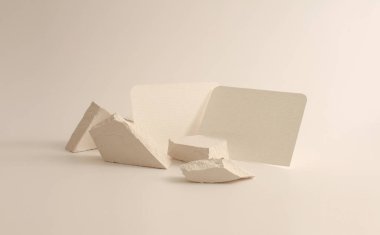 Dokuma taşı eko podyum ve gri bej arka planda boş kart. En az canlı ürün sunum sahnesi.