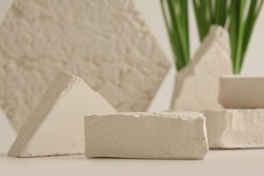 Dokuma taşı eko podyum ve açık bej arka planda yeşil çimen. En az canlı ürün sunum sahnesi.