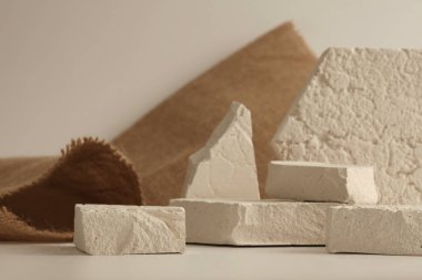 Doku taşı eko ışık bej arka plan. En az canlı ürün sunum sahnesi.