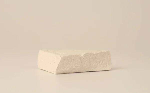 ベージュのライトコピーの白い石のプラットフォームの表彰台の背景 最小空のディスプレイ製品プレゼンテーションシーン — ストック写真