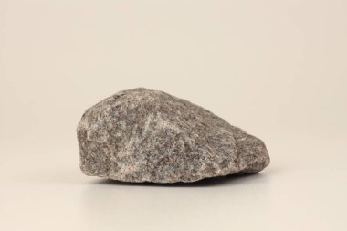 Bej ışıklı fotokopi arkaplanındaki taş platform podyumu. 