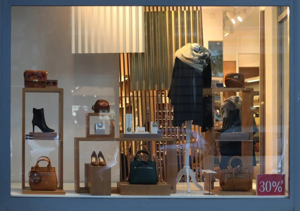 Shop Window Shoes Bag Accessories Evening Light — Stock Photo, Image