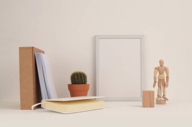 Boş çerçeve ve dekoratif nesnelerle ofis masası (raf). Yaratıcı Ligt bej çalışma alanını kopyala.
