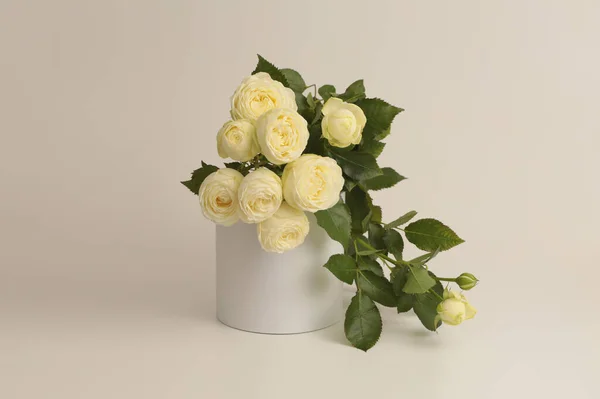 Amarelo Rosa Buquê Flores Pódio Branco Luz Bege Fundo — Fotografia de Stock