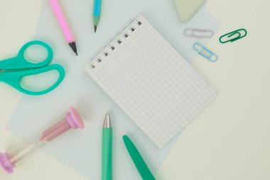 Boş kopya alanı boş kağıt kart bej nötr masa üzerinde. Sanat merkezi ofis masası çalışma alanı. Düz yatıyordu, üst.