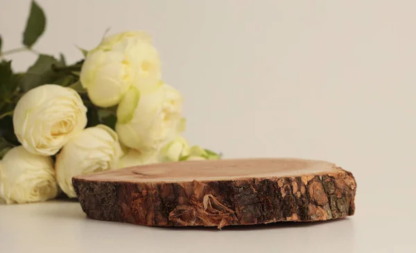 Holzscheibe Kreis Plattform Podium Und Rosen Blumenstrauß Auf Beige Hellem — Stockfoto