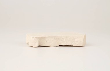 Bej ışıklı fotokopi arka planında beyaz taşlar platformu. En az boş ürün sunum sahnesi.