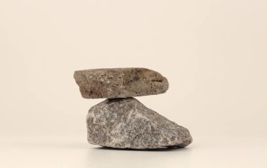 Bej ışıklı fotokopi arkaplanındaki taş platform podyumu. 