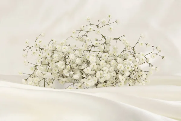 Morbido Fuoco Fumo Gypsophila Bouquet Fiori Sfondo Bianco Seta Beige — Foto Stock