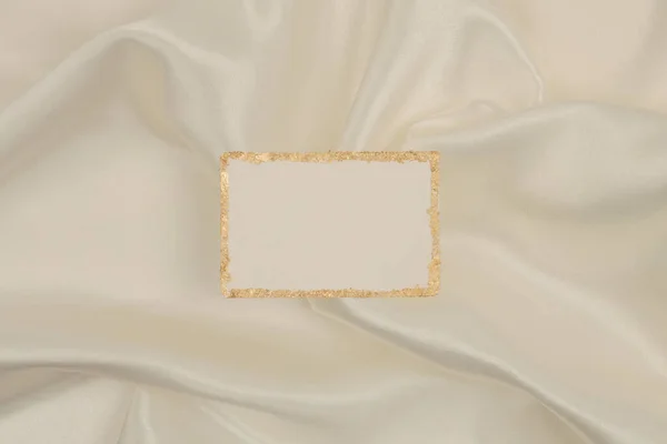Złoty Brokat Pusty Płótno Papierowa Rama Beżowym Jedwabnym Tle Tkaniny — Zdjęcie stockowe