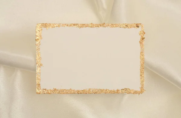 金光闪闪的空白帆布框架上的米黄色丝织物的背景 摘要复制空间纹理 — 图库照片