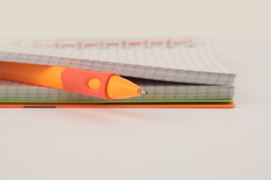 Seçici Yumuşak odak kalem ve kağıt not albümü. Görüntü ofisi soyut arkaplan