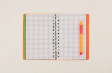  Boş sayfa kağıdı ve bej renkli nötr masaya kalem kopyala. Sanat merkezi ofis masası çalışma alanı. Düz yatıyordu, üst.