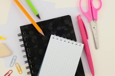 Boş kopya alanı boş kağıt kart bej nötr masa üzerinde. Sanat merkezi ofis masası çalışma alanı. Düz yatıyordu, üst.