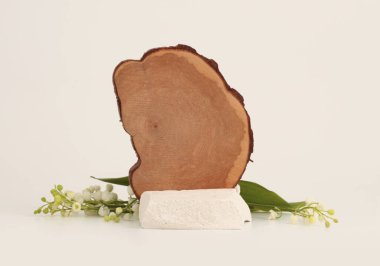 Ahşap ve taş platformu ve vadi zambağı. En az boş ürün sunum sahnesi arkaplanı.