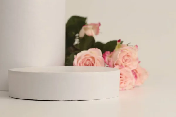Różowy Bukiet Kwiatów Róż Białym Podium Jasnobeżowe Tło Minimalna Pusta — Zdjęcie stockowe